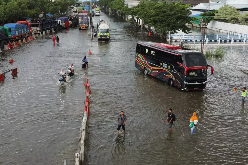 Genangan di Pantura Semarang Mulai Surut, Kendaraan Kembali Melintas