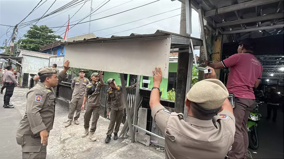 Satpol PP Tertibkan Ratusan PKL di Depok yang Ganggu Akses Menuju Stasiun