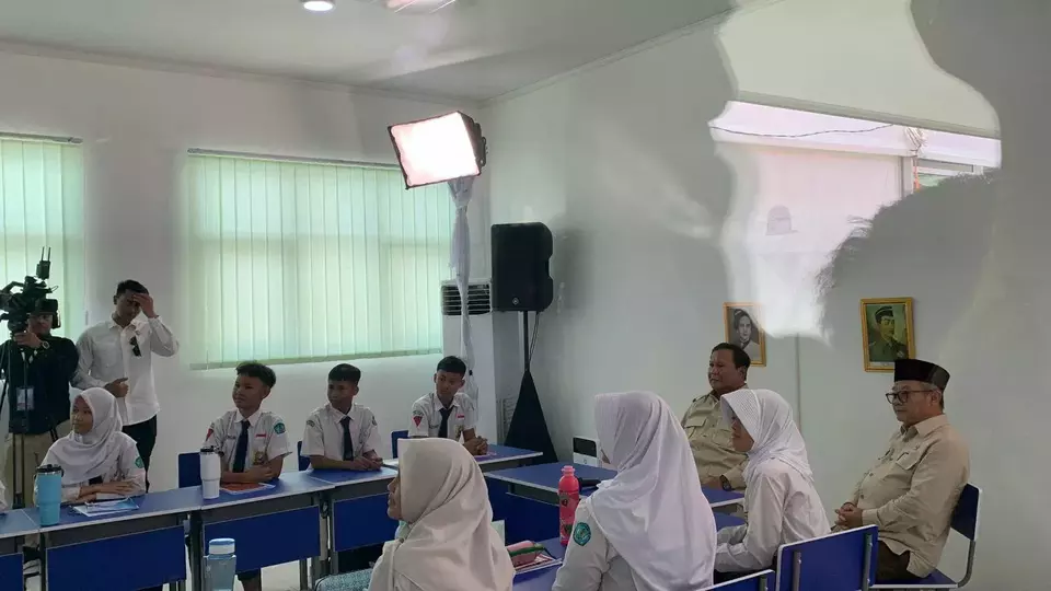 Prabowo Tinjau Aktivitas Belajar di Laboratorium Digital SMPN 4 Bekasi