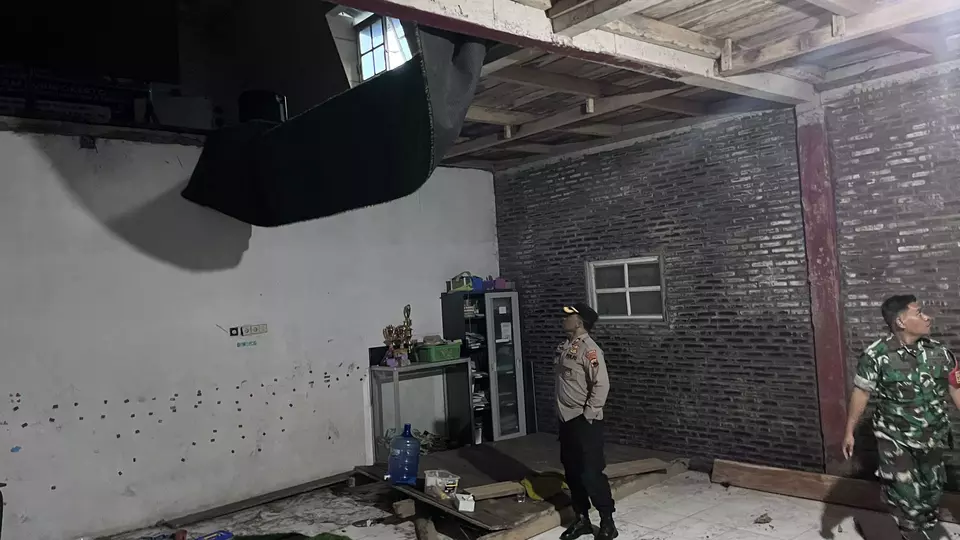 Lantai Dua Sekolah Alam Purwokerto Ambruk, 24 Guru dan Staf Terluka