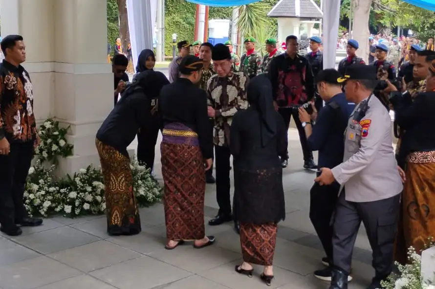 Jokowi Hadiri Prosesi Pemberangkatan Jenazah PB XIII di Solo
