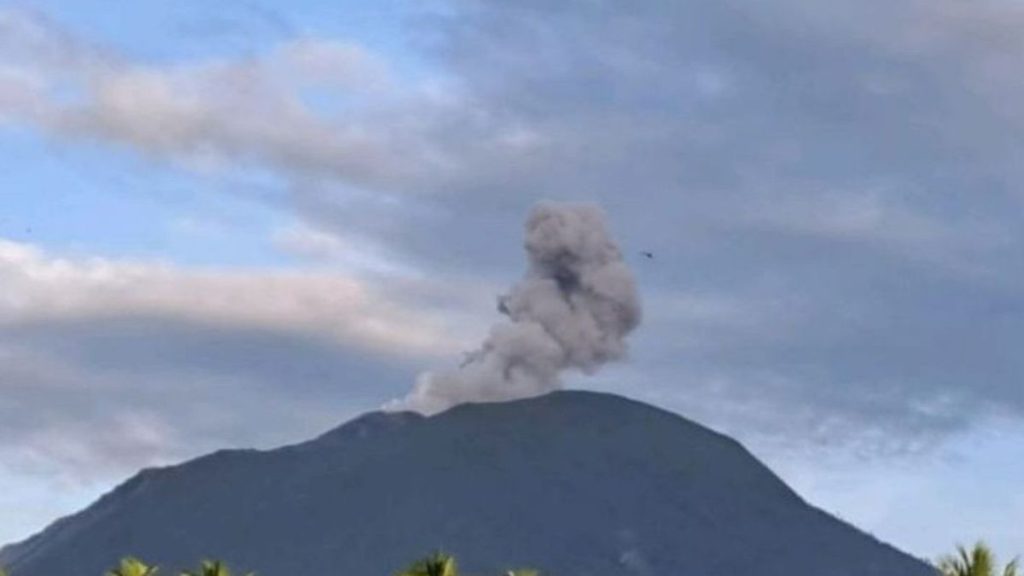 Gunung Ibu Kembali Erupsi, Kolom Abu Membumbung Tinggi
