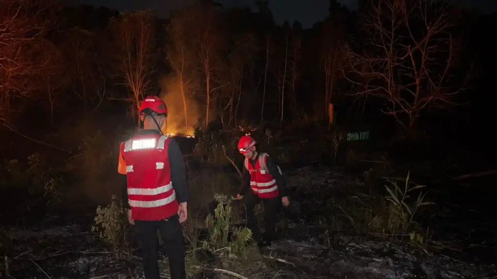 Brimob Kaltim Padamkan Lahan Terbakar di Balikpapan