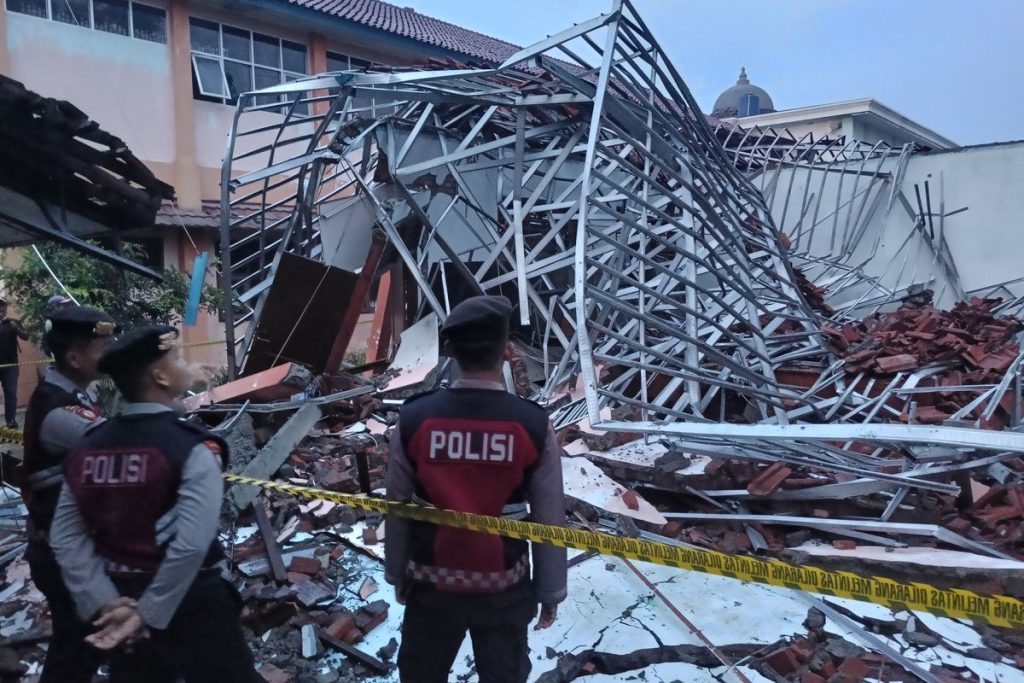 Lima Ruang Kelas SMKN 1 Gunung Putri Ambruk Diterpa Angin Kencang