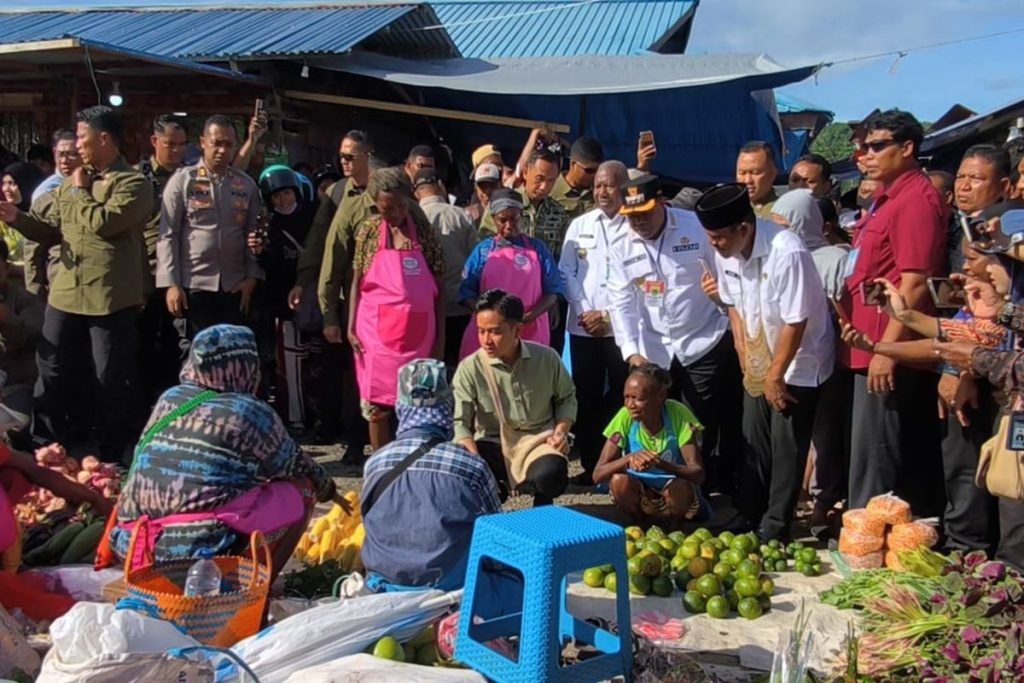 Wapres Gibran Blusukan ke Pasar Wosi, Borong Jeruk Pedagang Papua