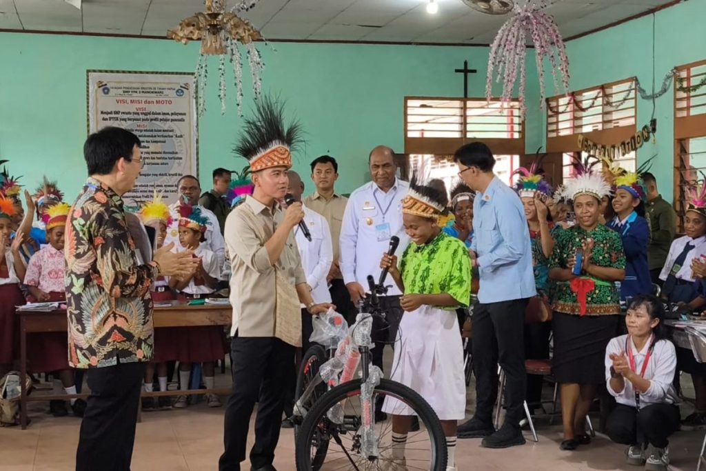 Gibran Hadiahi Sepeda untuk Siswa Papua Barat yang Pandai Berhitung