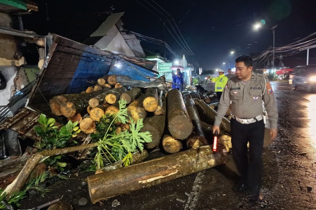 Truk Fuso Rem Blong Tabrak Rumah dan Kendaraan di Lumajang