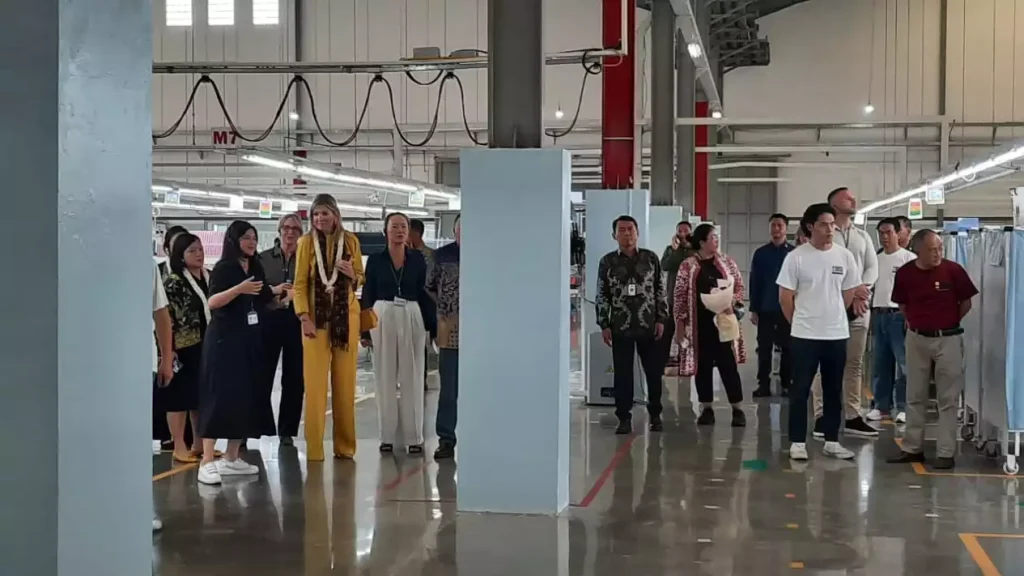 Ratu Belanda Kunjungi Pabrik Tekstil Sragen, Beri Edukasi Keuangan