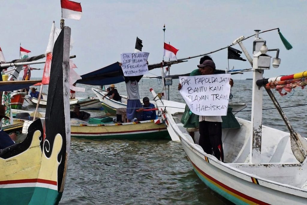 Nelayan Bangkalan Demo di Laut Tolak Kapal Troll