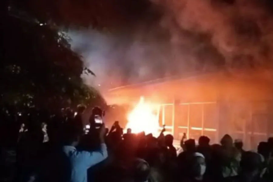 Warga Kangean Mengamuk, Polsek Digeruduk dan Waterpark Dibakar