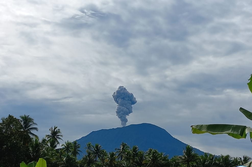 Gunung Ibu Lontarkan Abu 500 Meter, Status Tetap Waspada