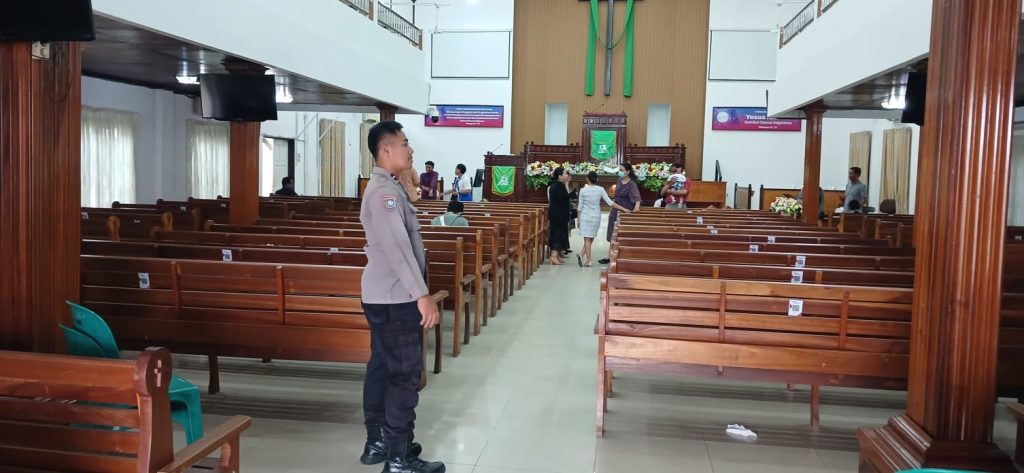 Polsek Samarinda Ulu Amankan Ibadah di Tiga Gereja