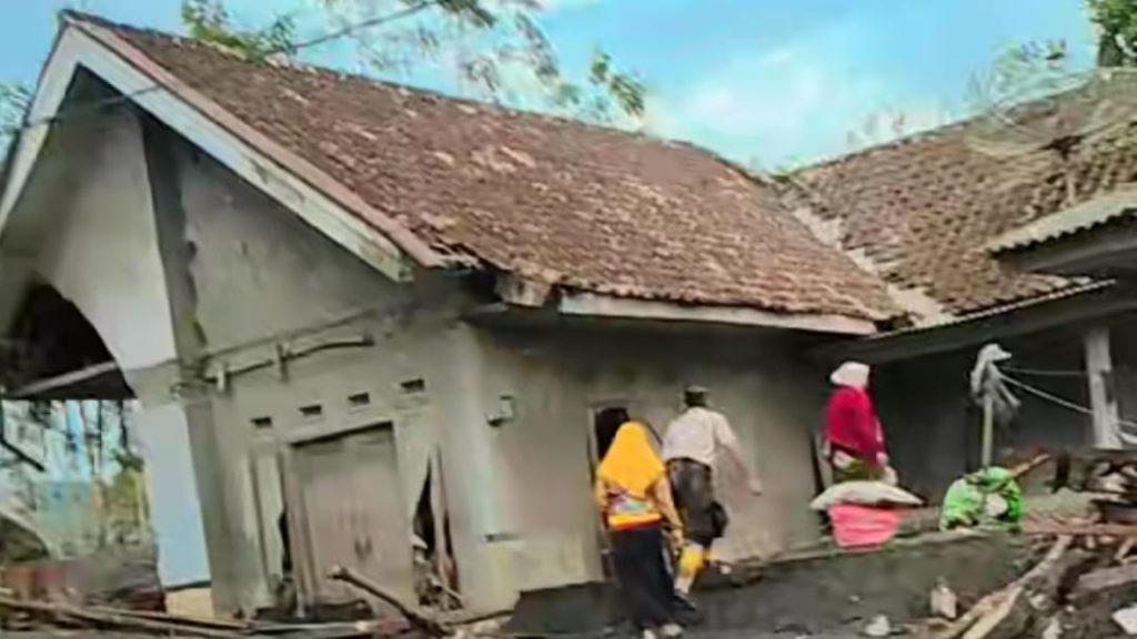 Lahar Semeru Rusak Puluhan Rumah di Lumajang