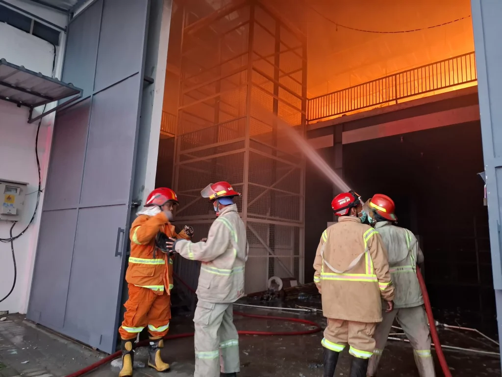 Gudang Plastik di Jombang Terbakar Hebat, Kerugian Capai Rp1,5 Miliar