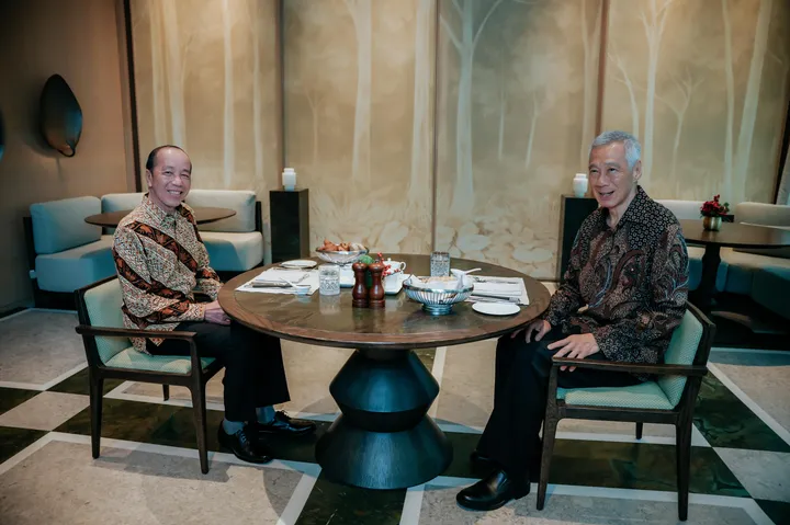 Jokowi Bertemu Eks PM Lee Hsien Loong di Singapura