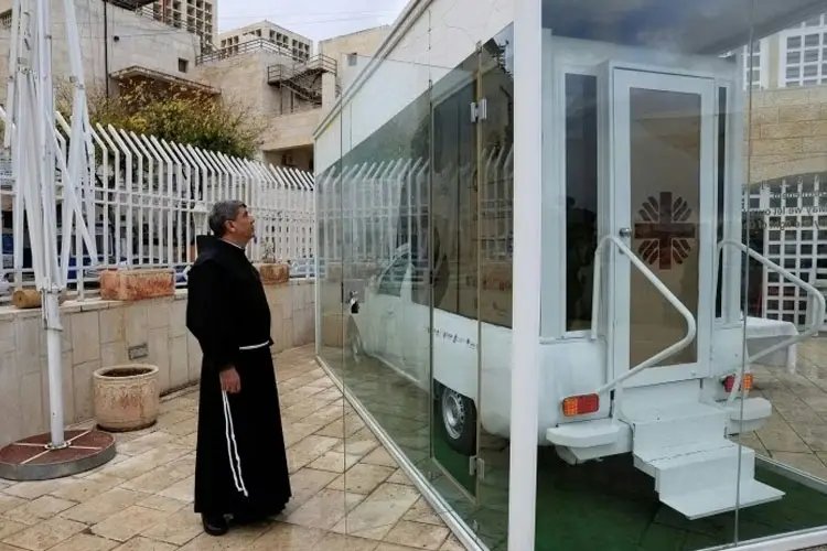 Popemobile Diubah Jadi Klinik Keliling untuk Anak Gaza