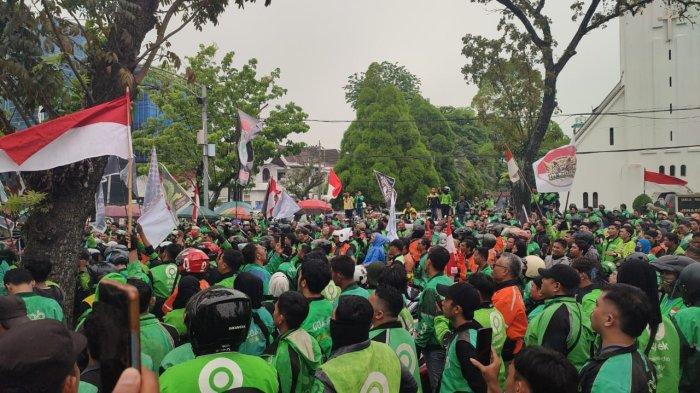 Massa Ojol Gelar Aksi di Medan Merdeka Selatan, Sampaikan Empat Tuntutan