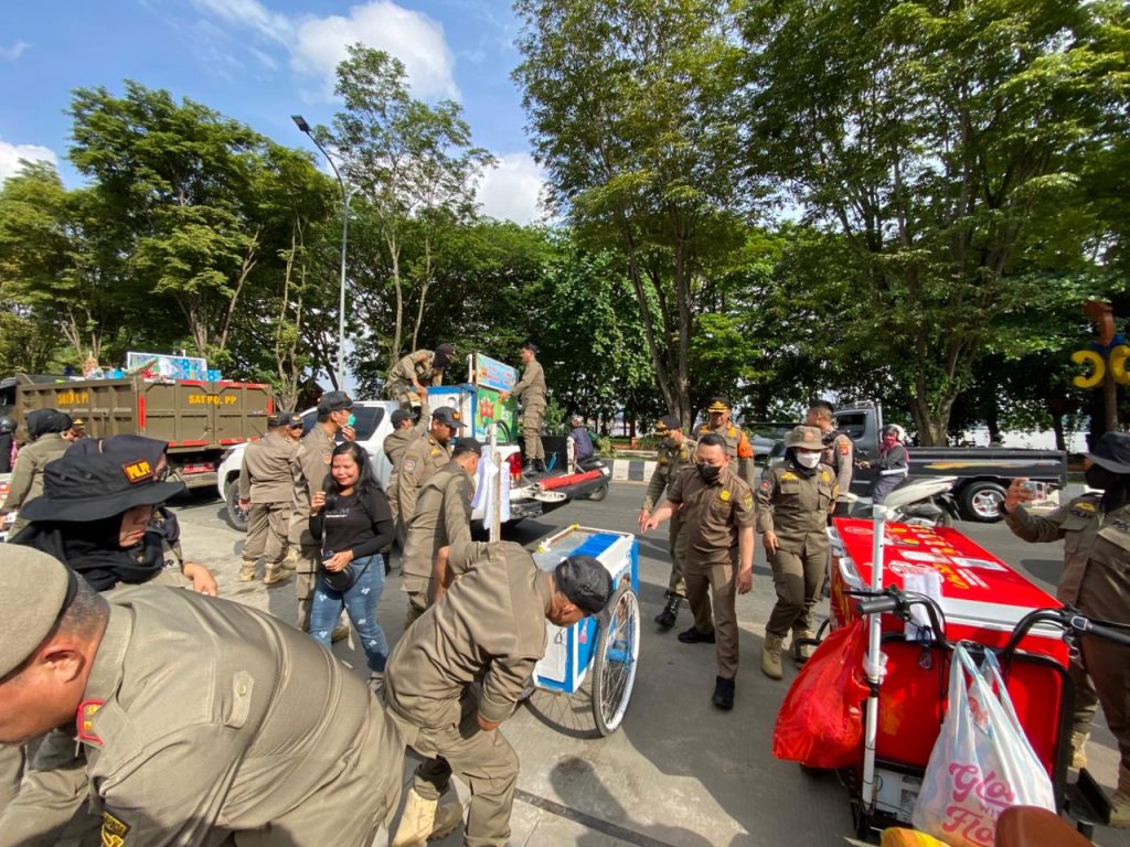 Satpol PP Samarinda Tertibkan PKL Bandel di Depan Islamic Center