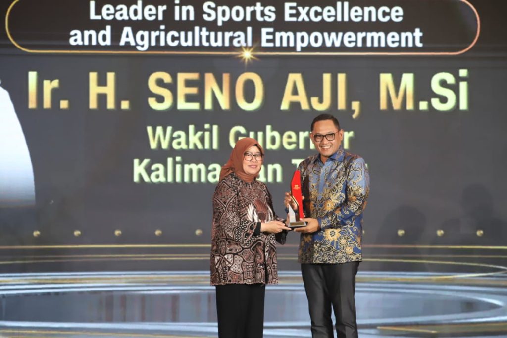 Seno Aji Raih Penghargaan CNN Indonesia Awards 2025