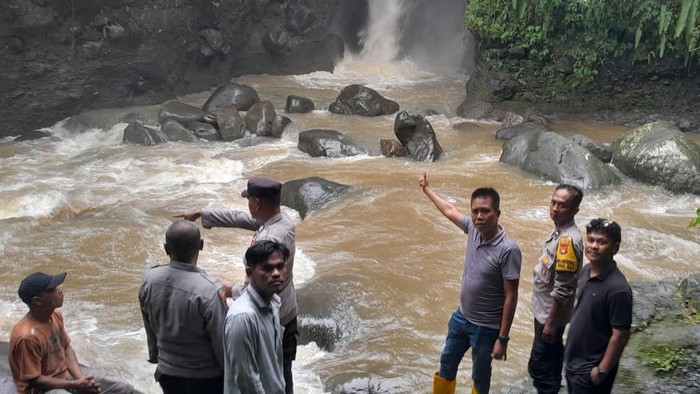 Tim SAR Sisir Sungai Cari Remaja Hilang di Air Terjun Sekoah