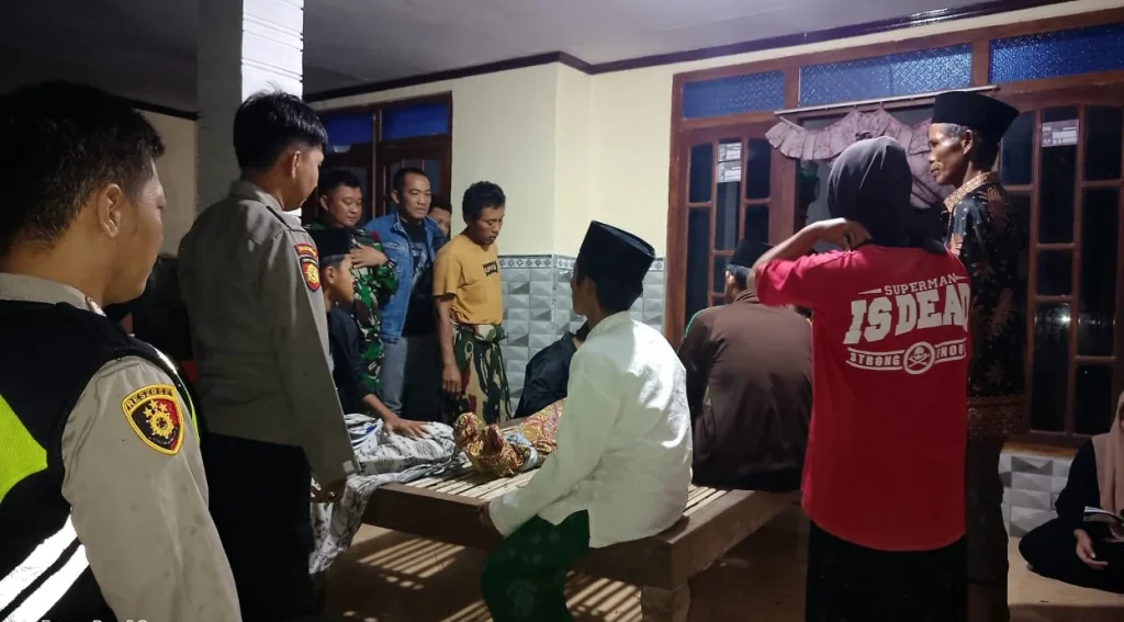 Remaja di Sampang Tewas Disambar Petir Saat Duduk di Teras