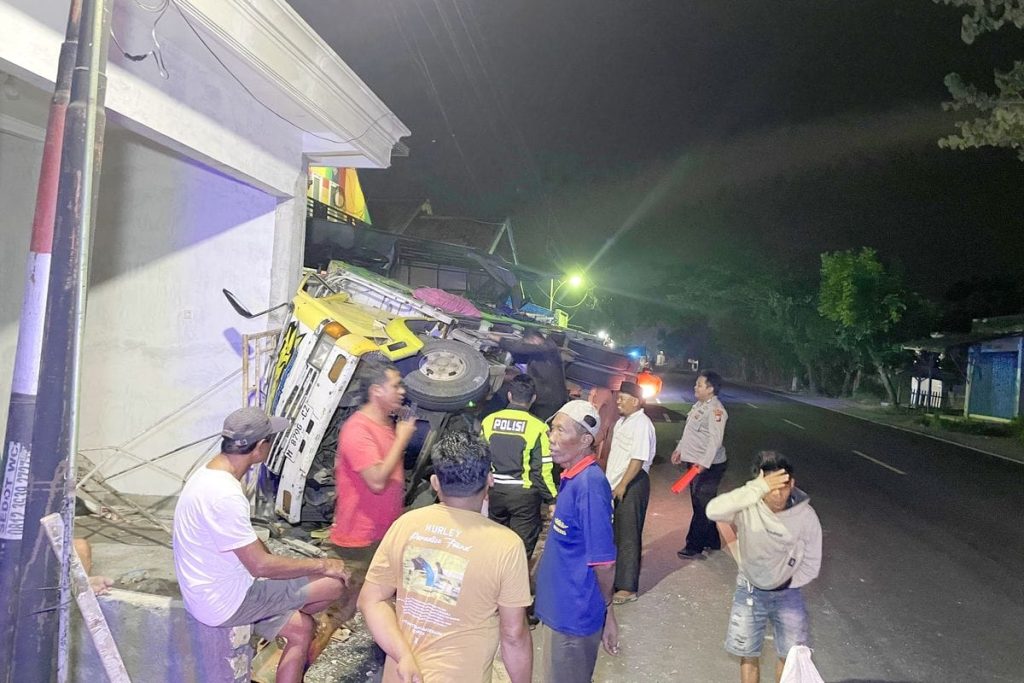 Truk Bermuatan Kardus Terguling di Bangkalan, Sopir Diduga Mengantuk