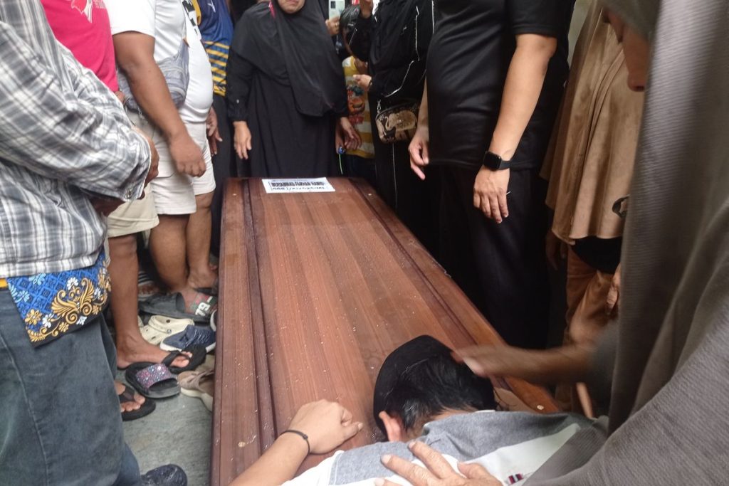Tangis Keluarga Pecah Saat Jenazah Farhan Tiba di Rumah Duka