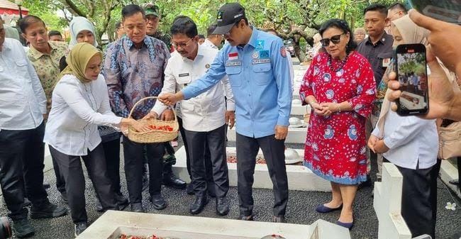 Mensos Ziarah ke Makam Paman Prabowo dan Mayor Daan Mogot