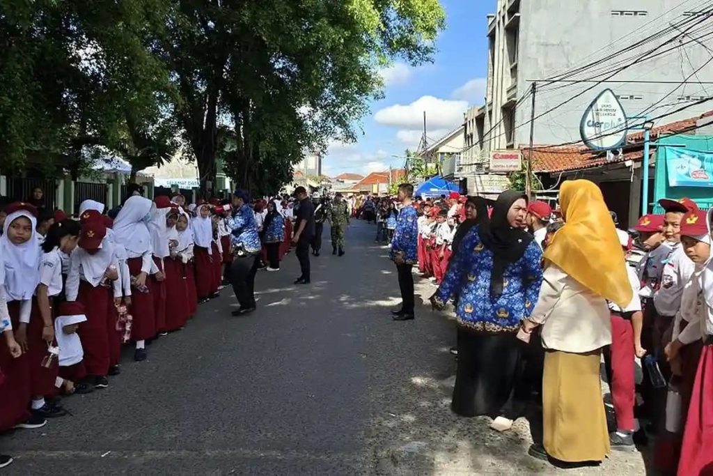 Pelajar Bekasi Memadati Jalan Menyambut Kedatangan Presiden Prabowo