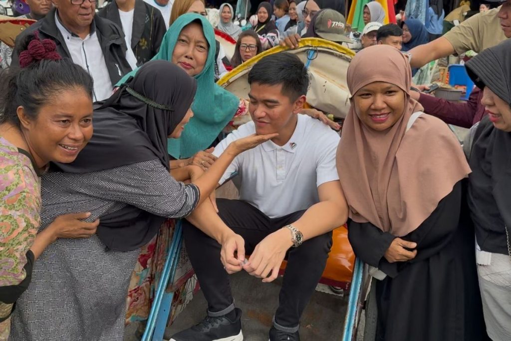 Kaesang Diserbu Emak-emak Saat Blusukan di Palu