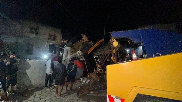 Gagal Menanjak, Truk di Bogor Mundur hingga Hantam Car Wash