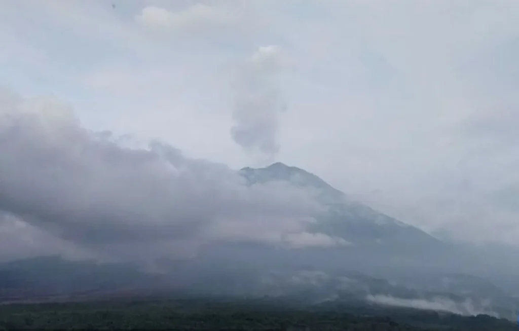 Gunung Semeru Keluarkan Asap 1.000 Meter, Status Tetap Awas