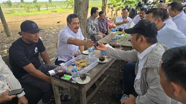 Menteri Agus Singgah Mendadak di Warung Petani Blora