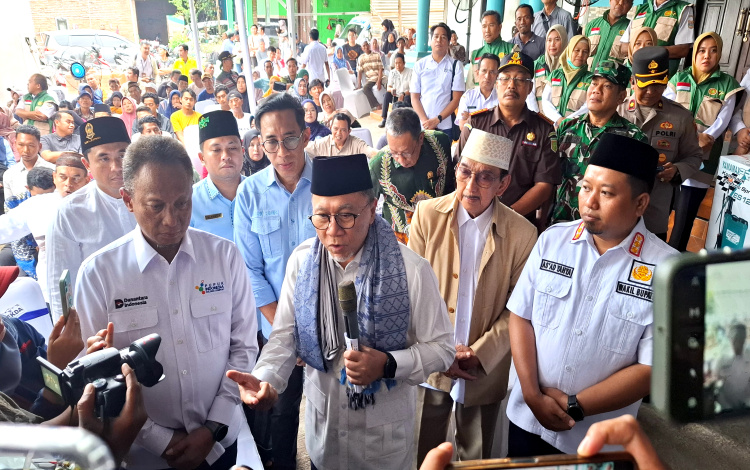 Zulhas Tinjau Langsung Penurunan Harga Pupuk di Bondowoso