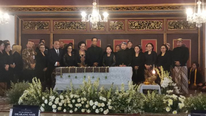 Raja Yogyakarta HB X Melayat Raja Surakarta PB XIII di Keraton Surakarta Hadiningrat