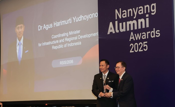 AHY Raih Penghargaan Tertinggi Alumni NTU 2025