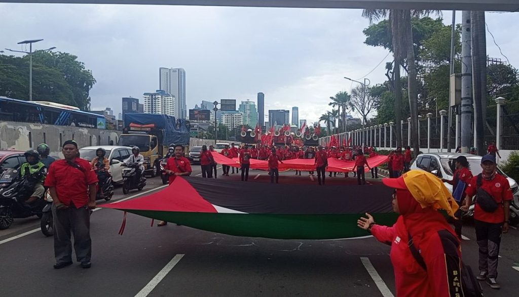 Massa Buruh Tiba di DPR Usai Long March dari Jalan Gerbang Pemuda