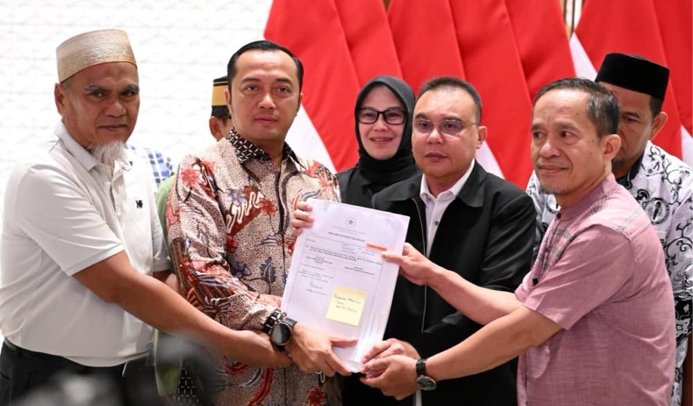 Dua Guru di Luwu Utara Terharu Terima Bantuan Rehabilitasi dari Prabowo