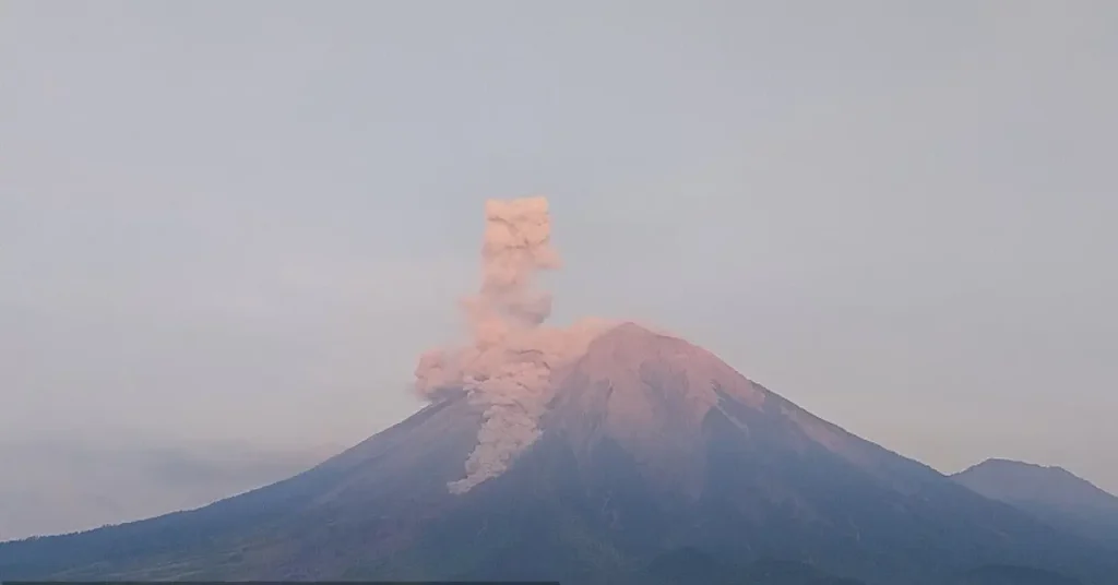 Aktivitas Gunung Semeru Meningkat, Warga Diminta Waspada