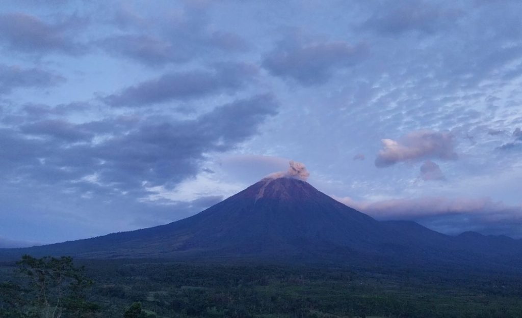 Gunung Semeru Tiga Kali Erupsi Pagi Ini