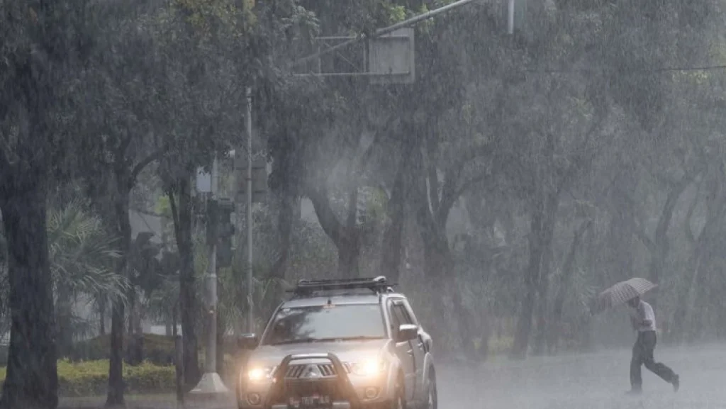 BMKG: Waspadai Hujan Petir di Sejumlah Kota Besar Awal November