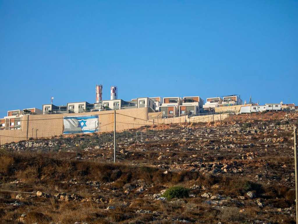 Hujan Deras Robohkan Tembok Pemisah Israel–Palestina