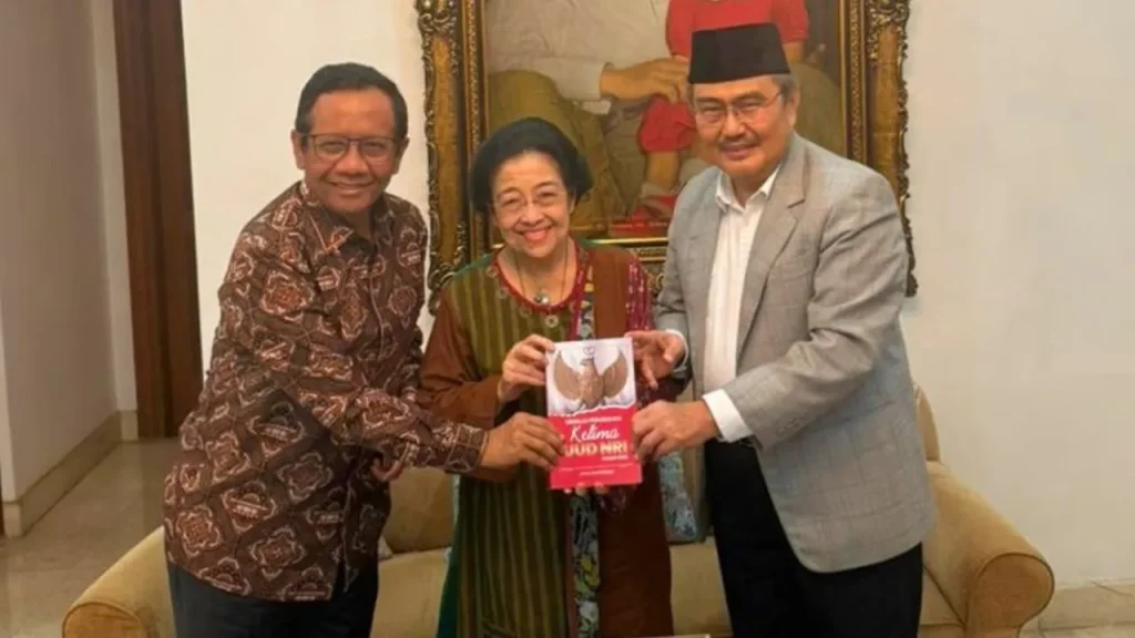 Jimly Beri Buku Karyanya tentang Amandemen UUD 1945 kepada Megawati