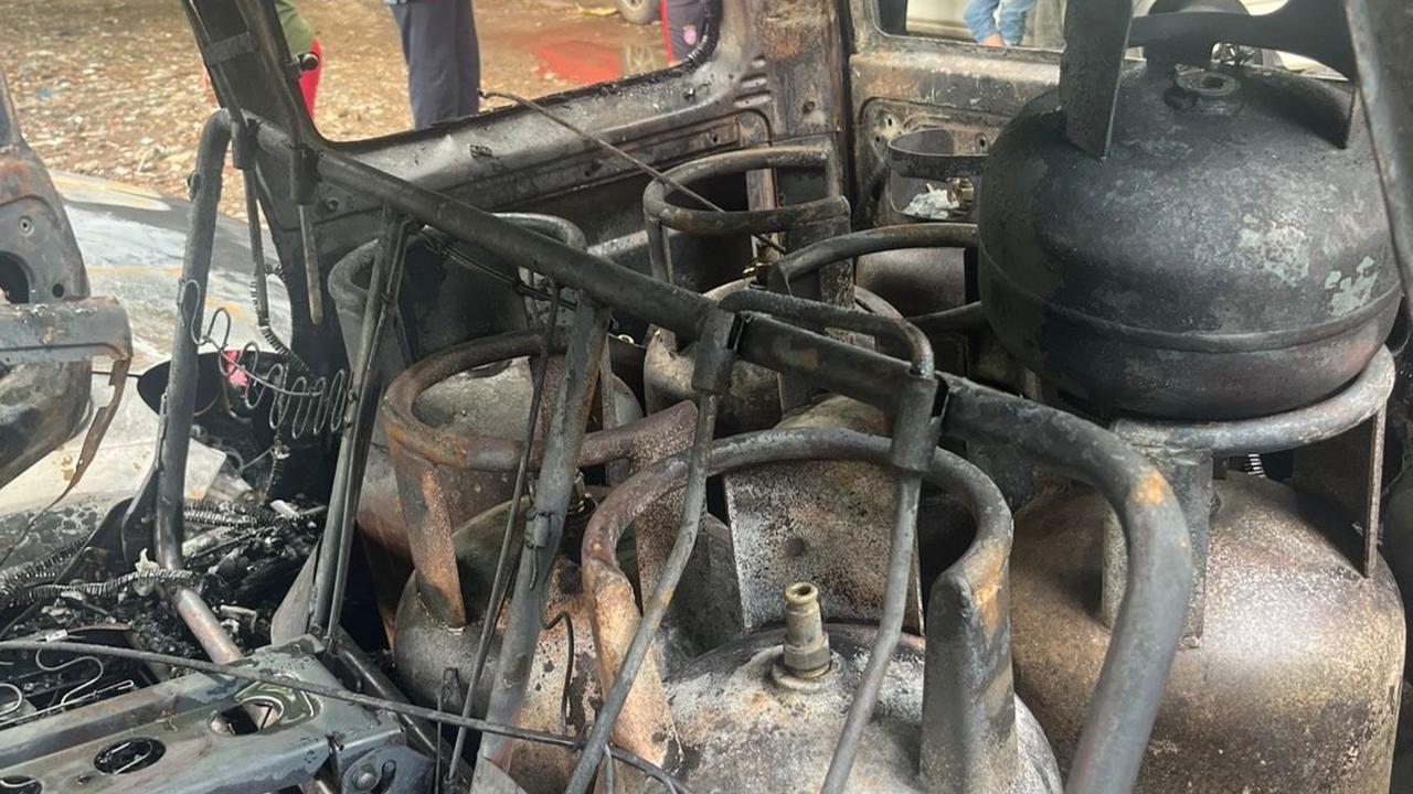 Tiga Mobil Terbakar di Kolong Rel Karang Anyar, Satu Orang Luka