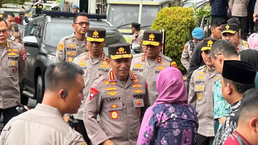 Listyo Sigit Jenguk Siswa SMAN 72 Korban Ledakan di RS Islam Jakarta