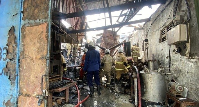 Gudang Ban di Kawasan Industri Terboyo Terbakar Hebat