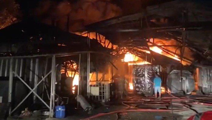 13 Jam Gudang Oli Bekas Terbakar di Bogor