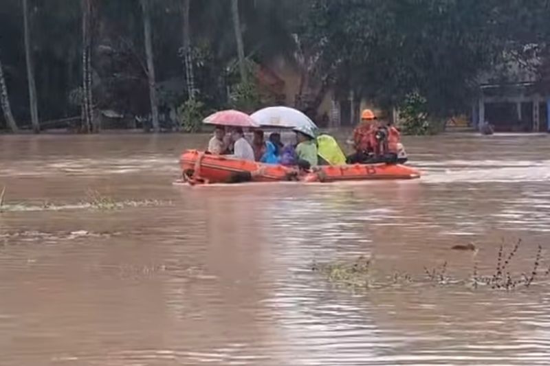 Banjir Meninggi hingga 1,5 Meter, Warga Pasaman Barat Dievakuasi