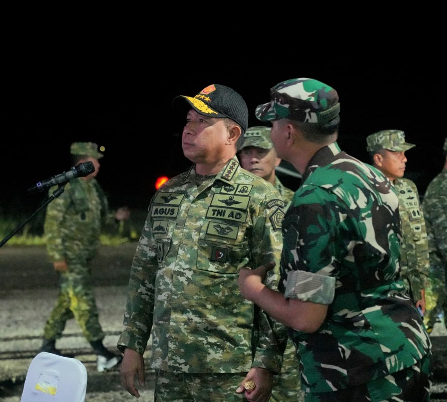 Panglima TNI Tinjau Latihan Terjun Malam di Bangka