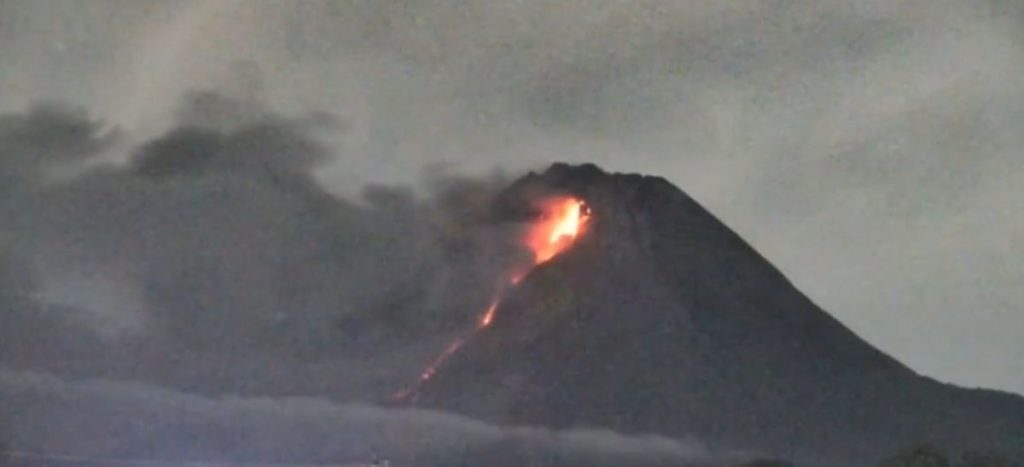 Gunung Merapi Luncurkan Awan Panas, Status Tetap Siaga